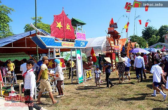 Lễ hội thu hút đông đảo mọi người