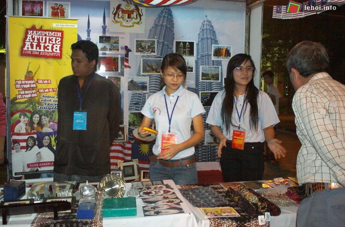 Các đại biểu thanh niên các nước ASEAN +3 tham quan Triển lãm “Văn hóa các nước ASEAN + 3 với Thăng Long – Hà Nội”.