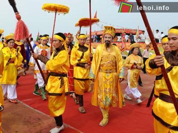 Hình tượng vua Lý Thái Tổ cùng các binh lính