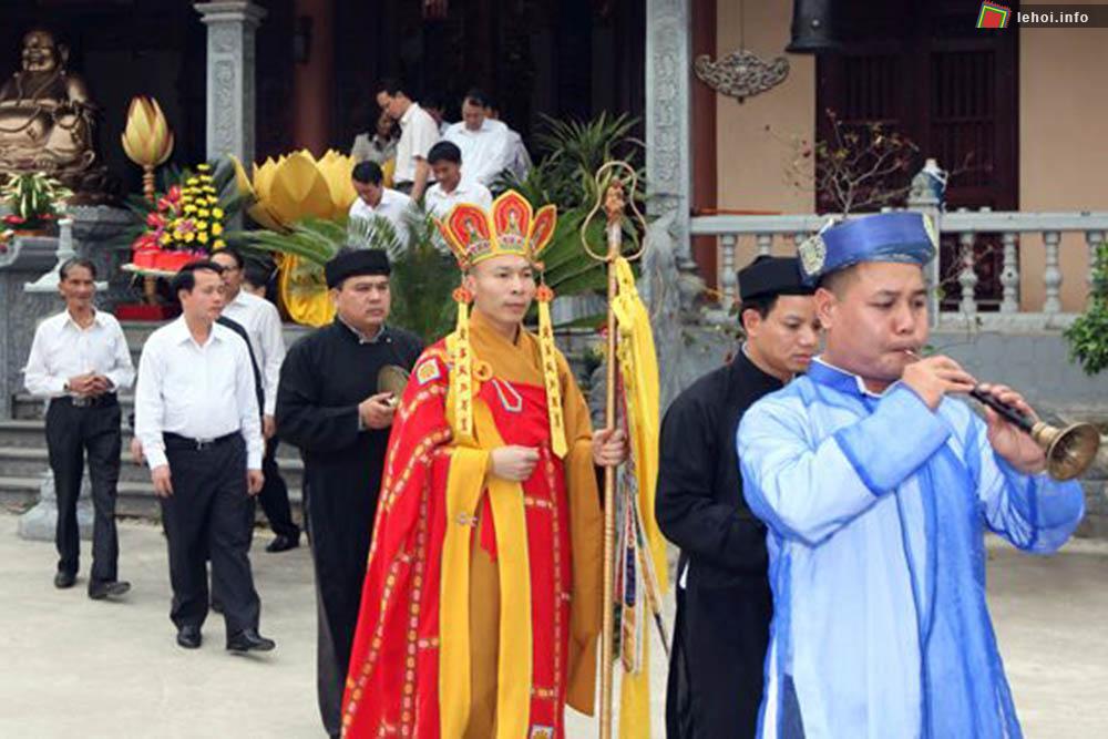 Lễ rước trong ngày hội Yên Cư