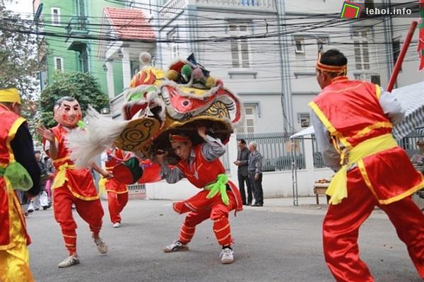 Múa lân trong lễ hội đình Phú Gia