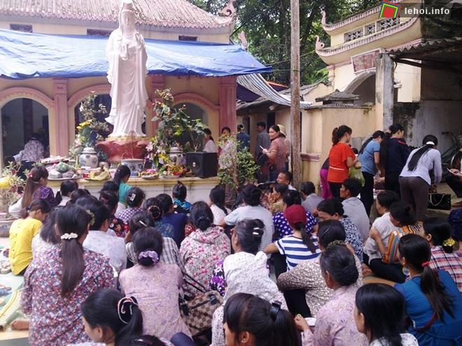 Khách hành hương ngồi cầu niệm trước điện