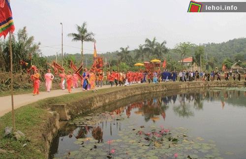 Lễ rước thánh hoàng làng về sinh Bôn