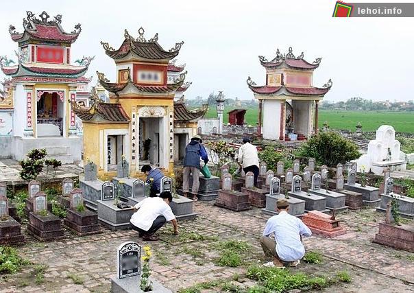 Con cháu tảo mộ trong Tết Thanh Minh