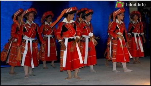 Cô gái Pà Thẻn tham gia lễ hội kéo chày