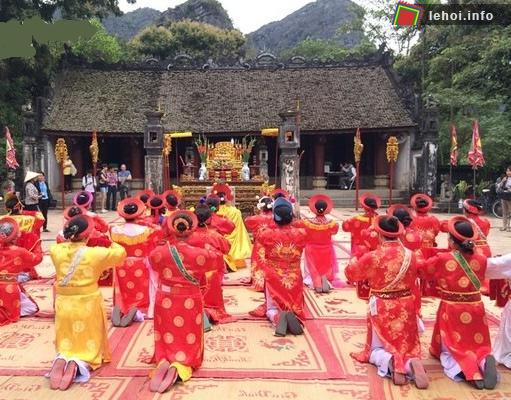 Lễ tế thực hiện trước cửa đền