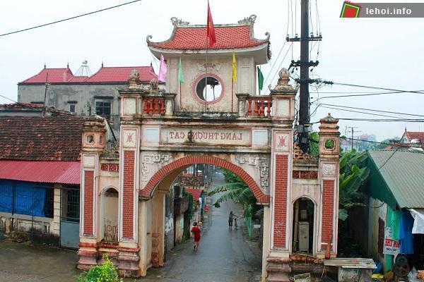 Cổng làng Thượng Cát nơi diễn ra lễ hội