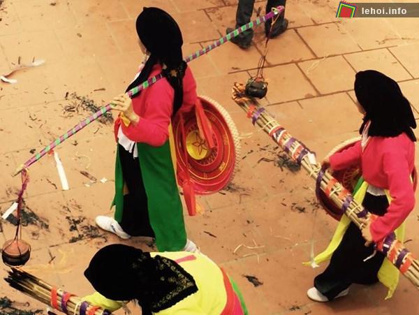 Thi nấu cơm thi hội làng Chuông