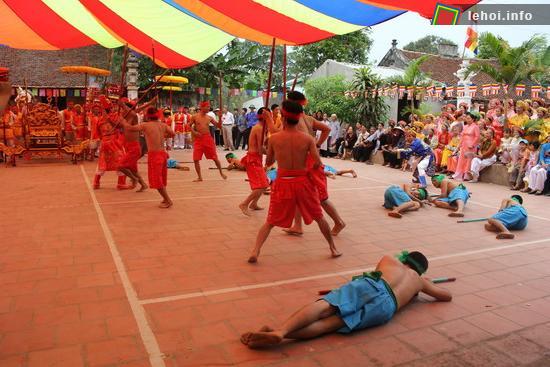Diễn xướng trận chiến năm xưa trong hội Phù Gióng Chi Nam