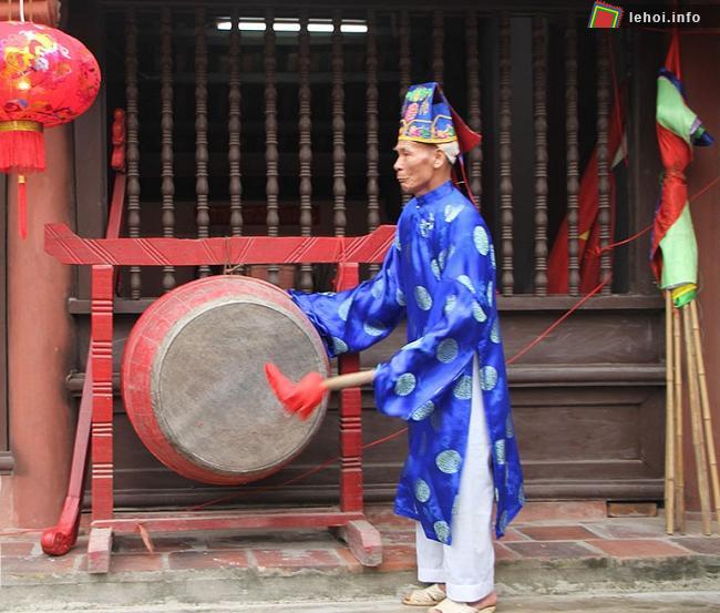 Đánh trống khai hội làng Đông Dư