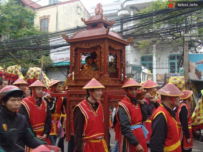 Đội cờ và kiệu rước hội đình Quảng Bá