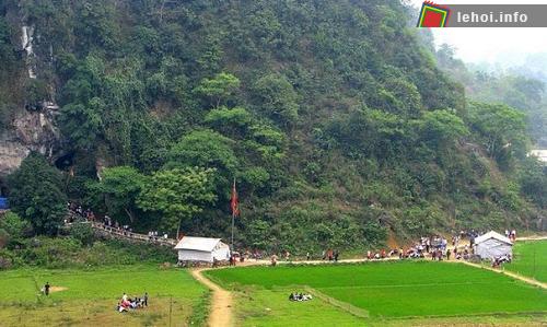 Đông đảo người dân tham gai hội Đình Trung