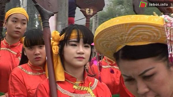 Thanh niên tham gia lễ rước hội làng Vẽ