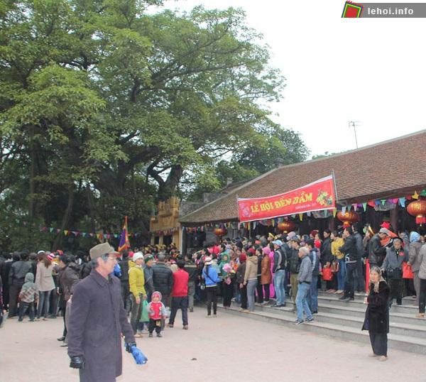 Hội đền Dầm thu hút đông đảo người dân tham gia