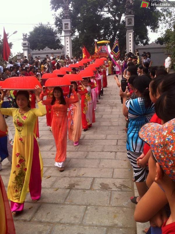 Dâng bánh trôi trong hội đền Hát Môn