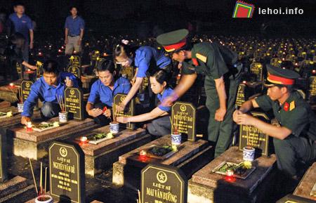 Thanh niên tình nguyện thắp nến và hương tưởng niệm các linh hồn anh hùng liệt sĩ