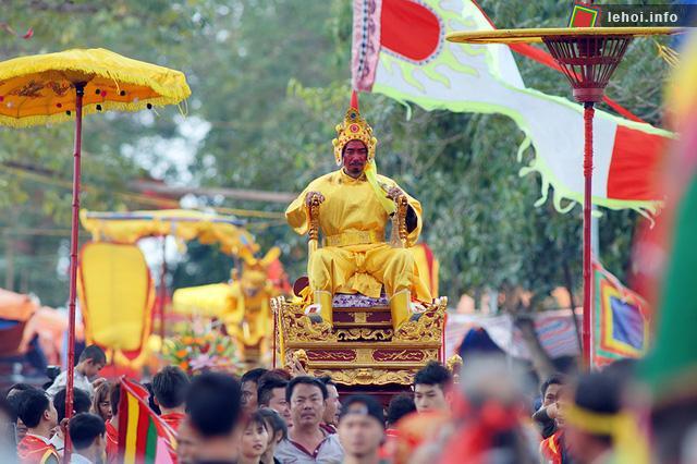 Kiệu Chúa trong hội đền Sái
