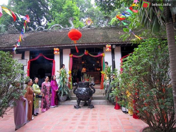 Người dân dâng hương trong hội đền Thụy Khuê