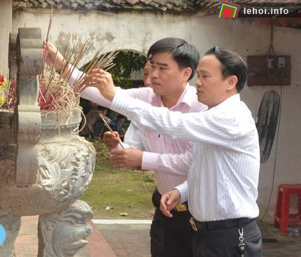 Cán bộ các cấp về dâng hương lên Báo Ân Đô Đài Ngự Sử Bùi Cầm Hổ