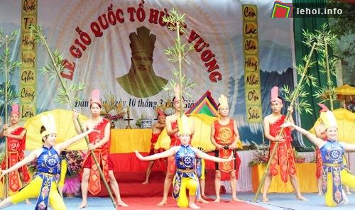 Biểu diễn văn nghệ trong ngày hội