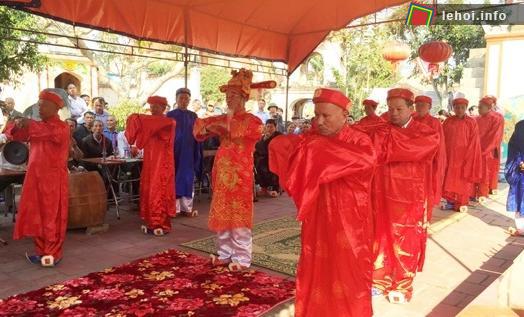 Các bô lão trong làng đang làm lễ tế