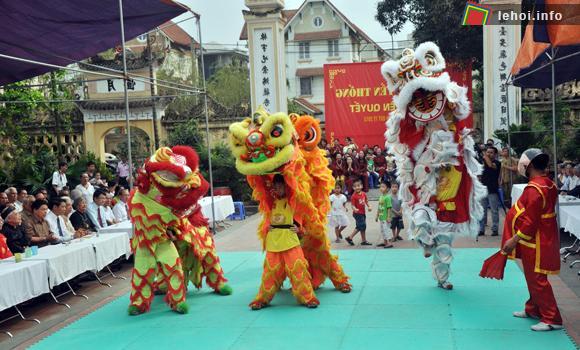 Múa lân trong hội làng Cót