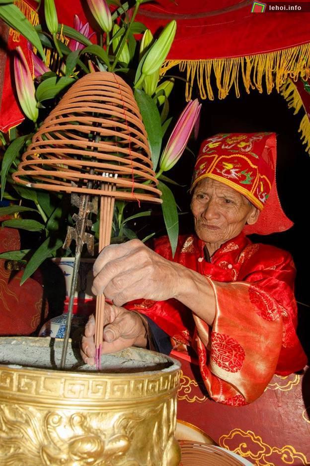 Chủ tế thực hiện lễ tế trong hội làng chài Vạn Vĩ