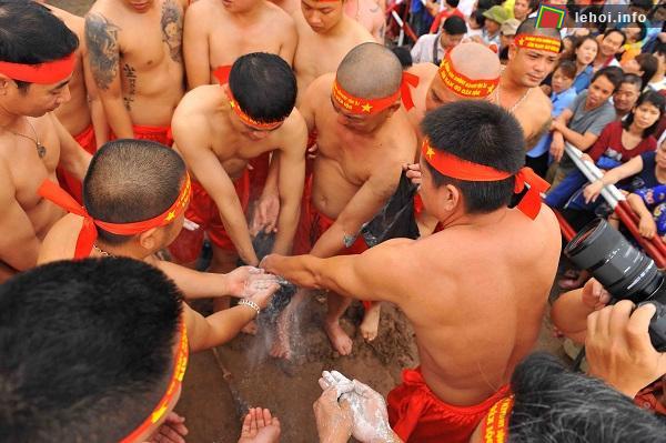Hội làng Ngọc Trì sôi nổi với kéo co luồn dây qua lỗ