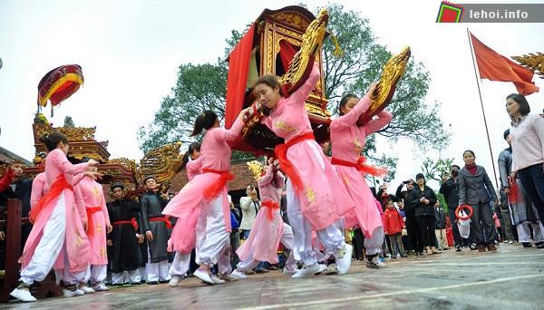 Những cô gái rất vất vả giữ thăng bằng kiệu xoay hội làng Thổ Khối