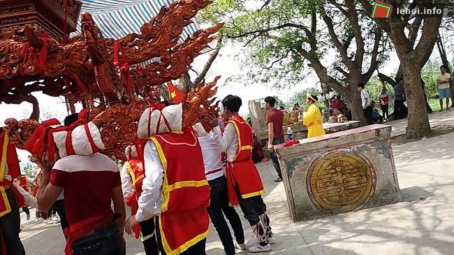 Trai tráng khiêng kiệu trong hội làng Thượng Phúc