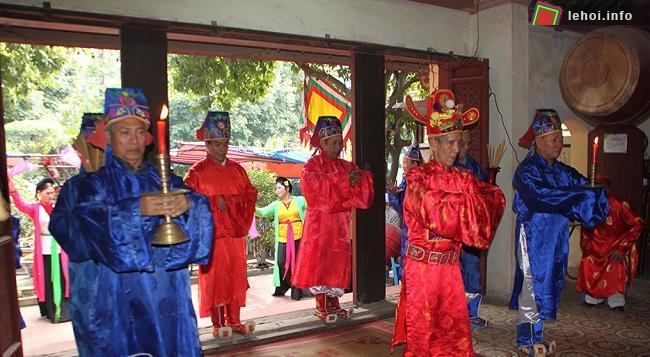 Đội tế nam làm lễ tế trong hội đền Bích Câu