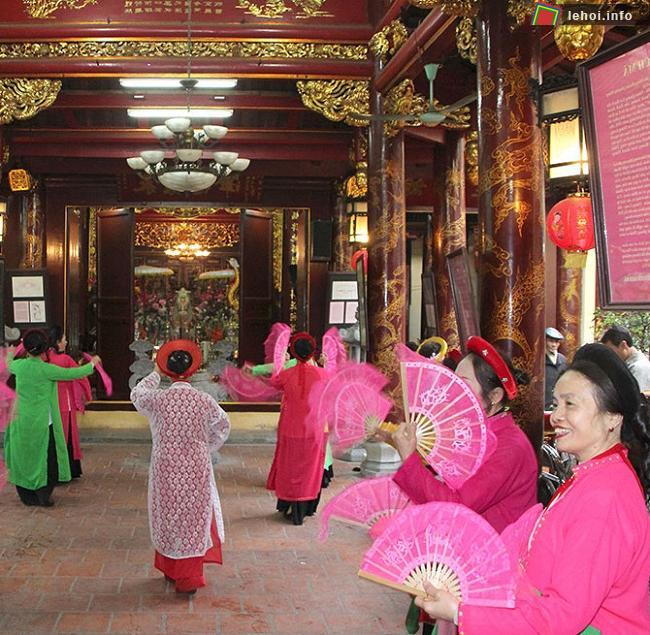 Biểu diễn văn nghệ trong hội đền Bạch Mã
