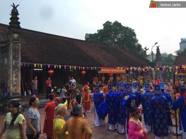 Đông đảo người dân tham gia Hội thờ Thủy thần