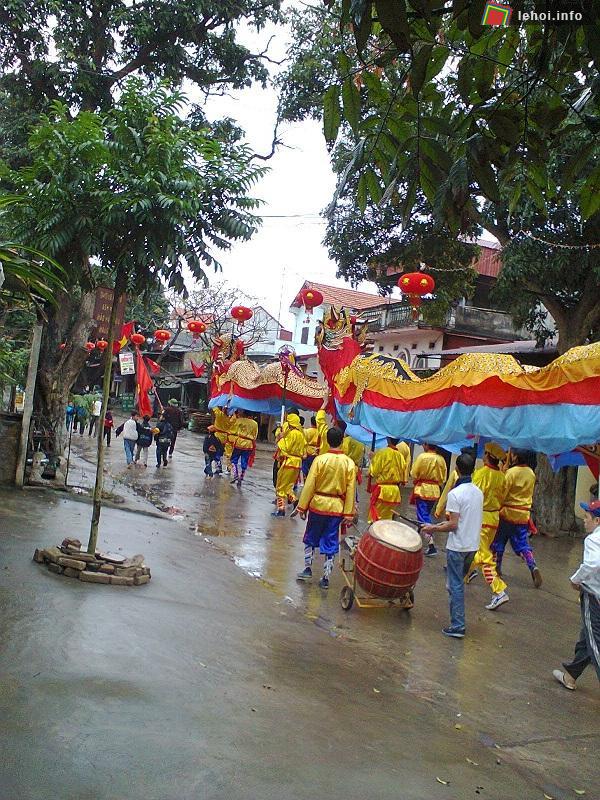 Nghi thức chính trong hội xã Tự Nhiên là đám rước