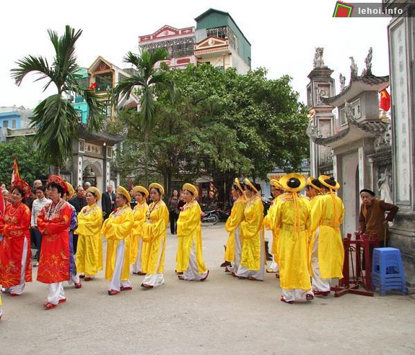 Đông đảo người dân tham gia lễ rước hội đình An Hòa