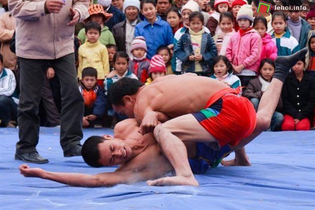 Trận đấu gay cấn trong hội vật Liễu Đôi