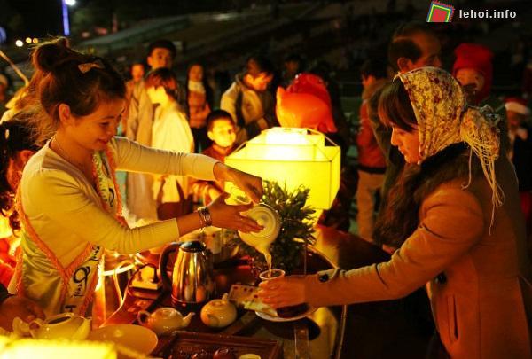Du khách thưởng thức trà trong lễ hội