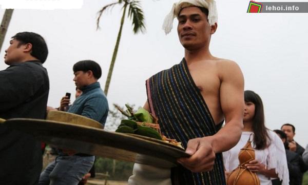 Chuẩn bị lễ cúng thần Bơmung
