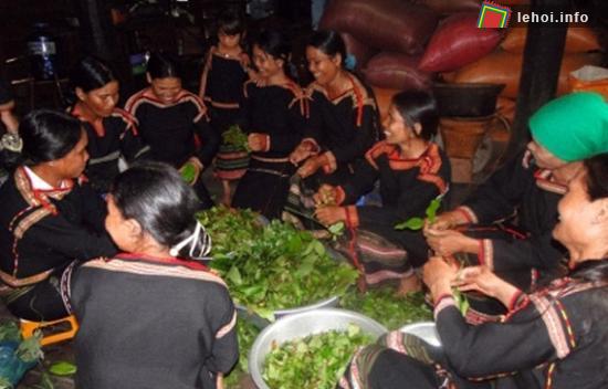 Người dân trong buôn chuẩn bị lễ cúng Thần Suối