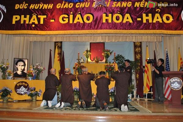 Bà con đồng đạo bày tỏ đức tin tại Đại lẽ Phật giáo Hòa Hảo