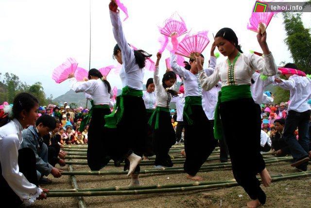 Các cô gái trong bản đang nhảy sạp