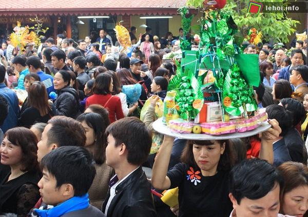 Đông đảo người dân tham gia hội làng Tư thế