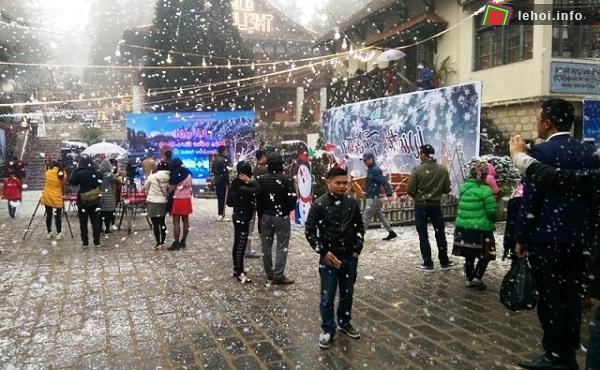 Du khách tham gia lễ hội mùa đông Sa Pa