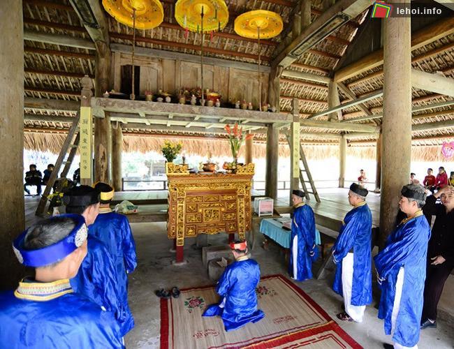 Bô lão làm lễ Cầu may và Cầu mùa ở đình Tân Trào
