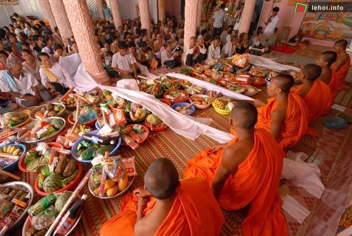 Người dân mang cơm và lễ vật lên chùa dâng lên chư tăng