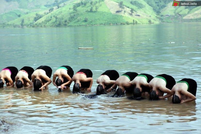 Lễ hội gội đầu của người Thái ở Sơn La
