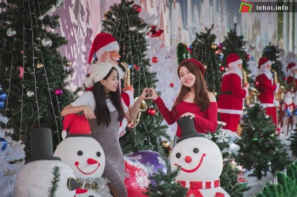 Không khí Giáng sinh tại lễ hội Công viên Văn hóa Đầm Sen