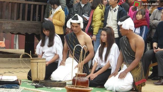 Tái hiện lễ hội bắt chồng của người Chu Ru
