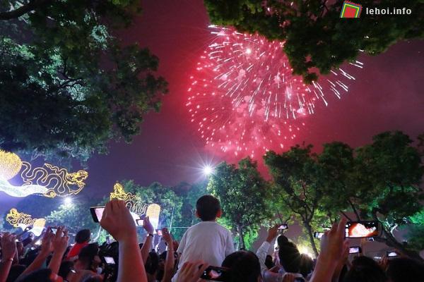 Hàng nghìn người dân chờ đón bắn pháo hoa đêm giao thừa