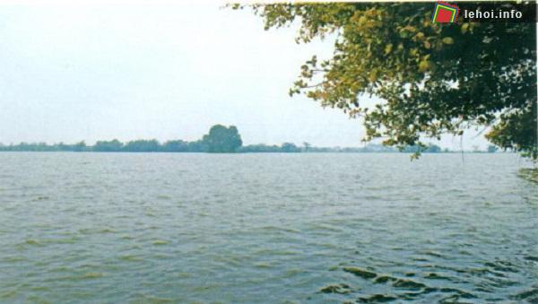 Chợ Rưng nhìn ra đầm Rưng